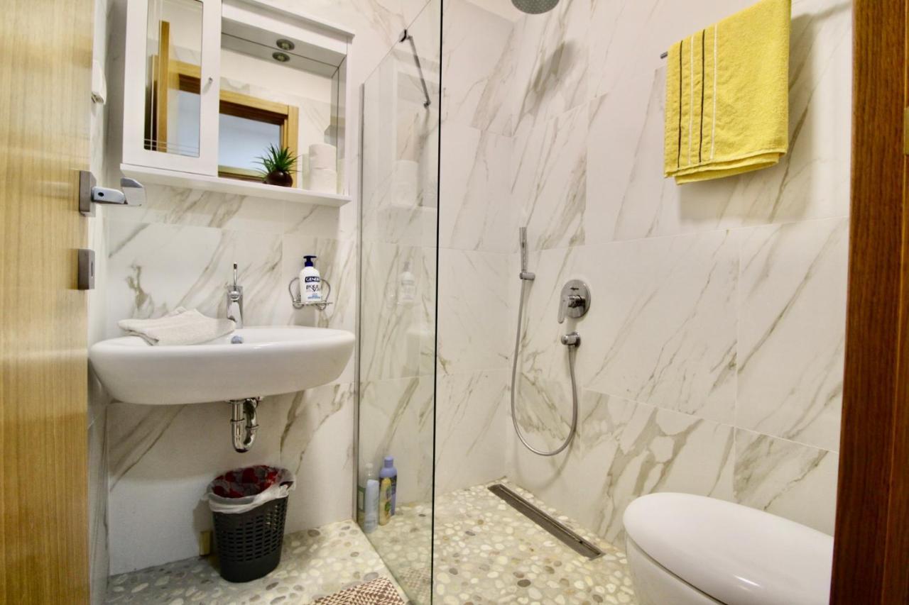 2Bd New Dobrota Apt With Bay Views コトル エクステリア 写真